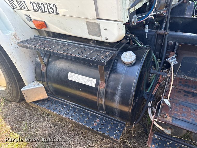 image for item EM0602 2007 International 8600 semi truck