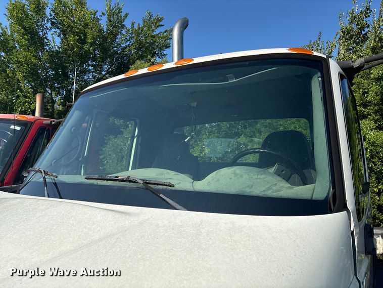 image for item EM0602 2007 International 8600 semi truck