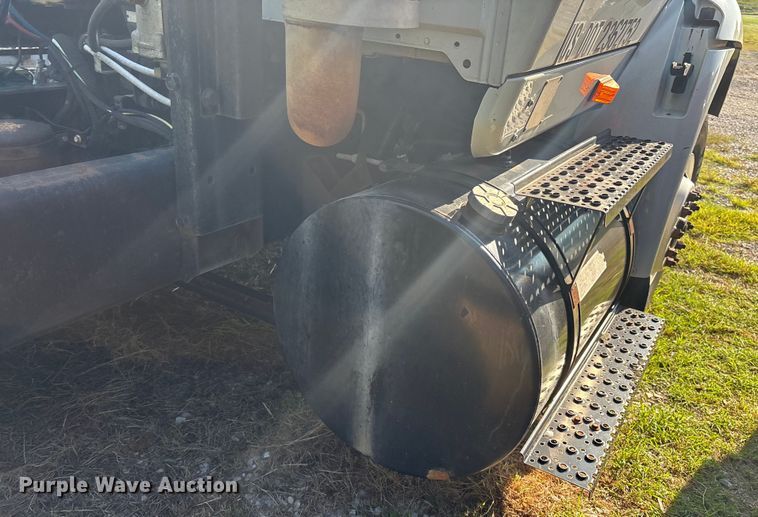 image for item EM0602 2007 International 8600 semi truck