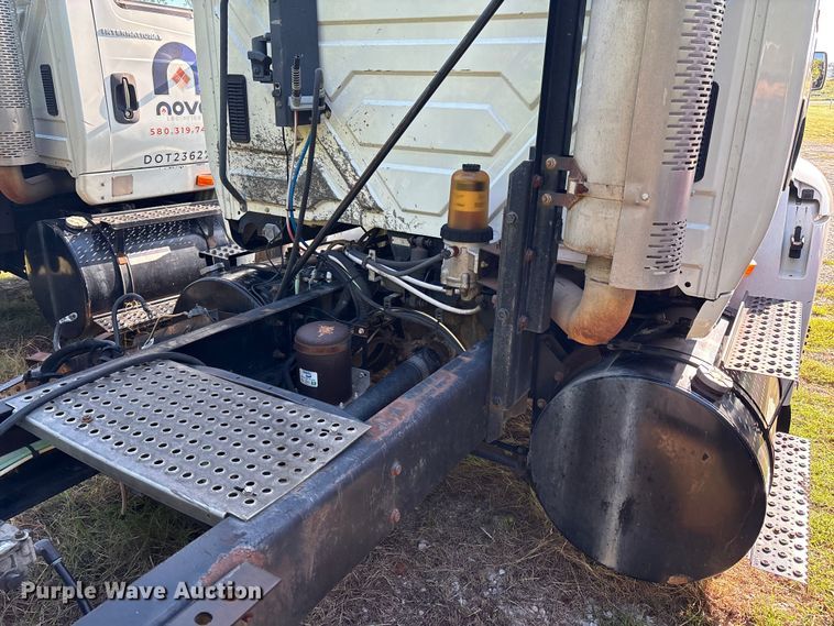 image for item EM0602 2007 International 8600 semi truck