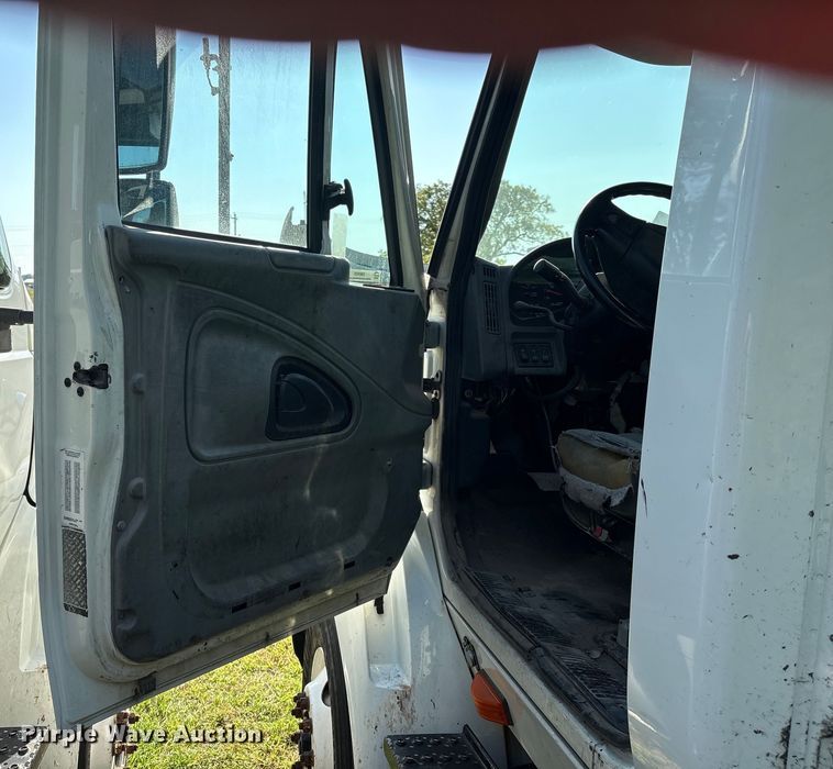 image for item EM0602 2007 International 8600 semi truck