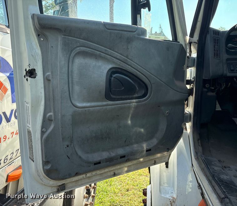 image for item EM0602 2007 International 8600 semi truck