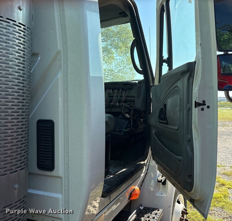 image for item EM0602 2007 International 8600 semi truck