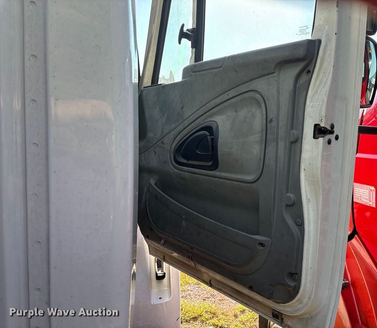 image for item EM0602 2007 International 8600 semi truck