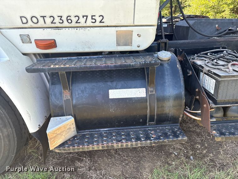 image for item EM0603 2007 International 8600 semi truck