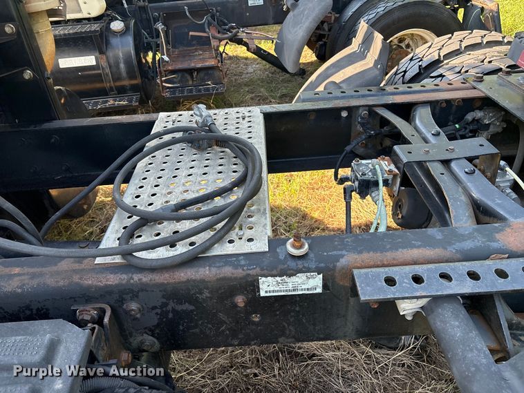 image for item EM0603 2007 International 8600 semi truck