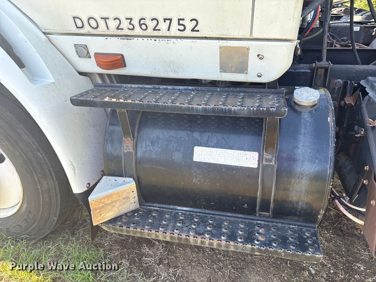 image for item EM0603 2007 International 8600 semi truck