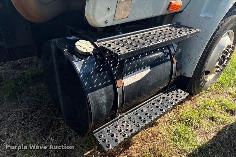 image for item EM0603 2007 International 8600 semi truck