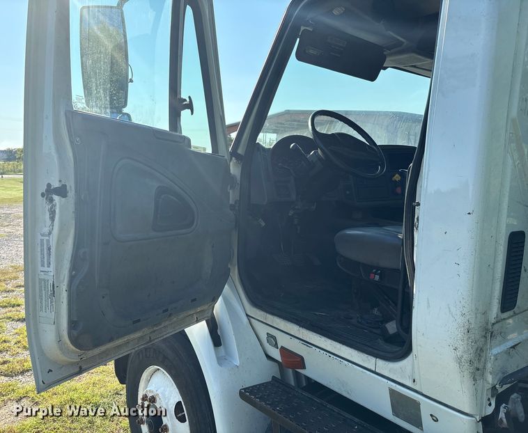 image for item EM0603 2007 International 8600 semi truck