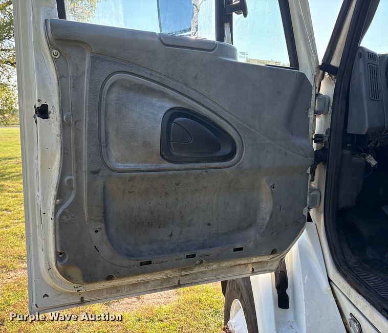 image for item EM0603 2007 International 8600 semi truck