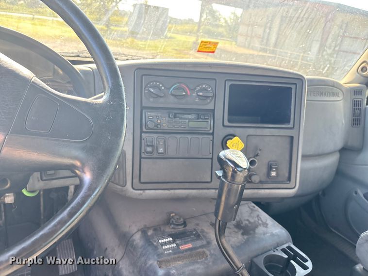 image for item EM0603 2007 International 8600 semi truck
