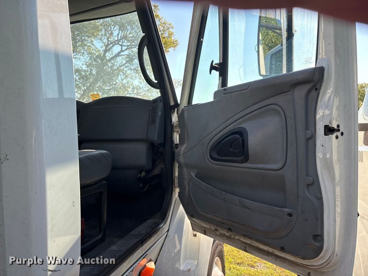 image for item EM0603 2007 International 8600 semi truck