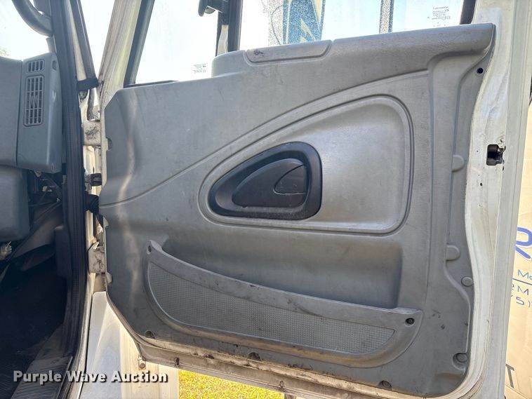 image for item EM0603 2007 International 8600 semi truck