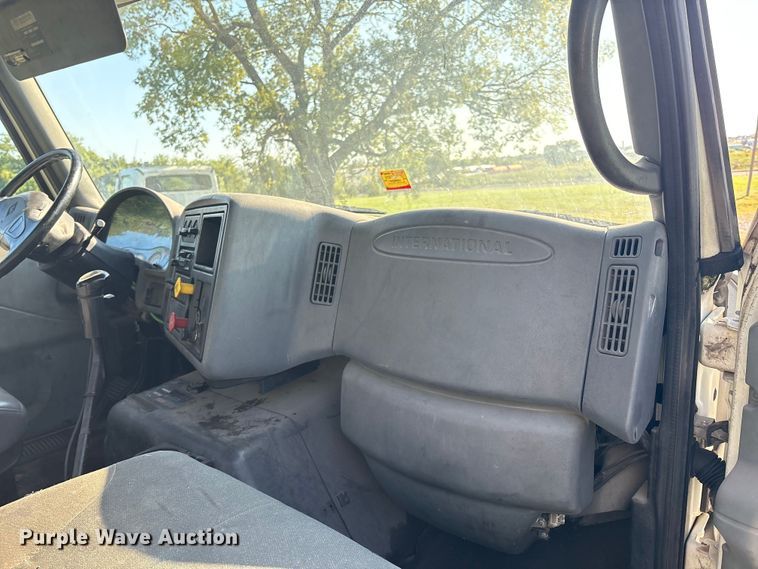 image for item EM0603 2007 International 8600 semi truck