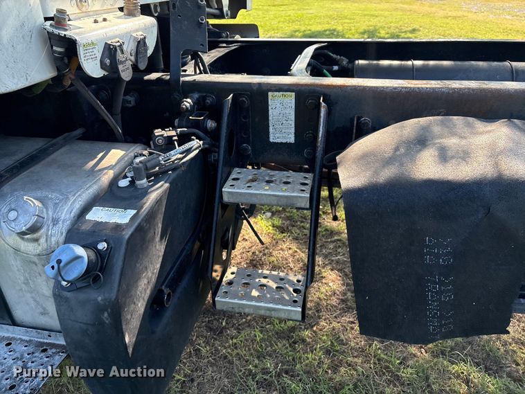 image for item EM0604 2013 Freightliner Business Class M2 truck cab and chassis