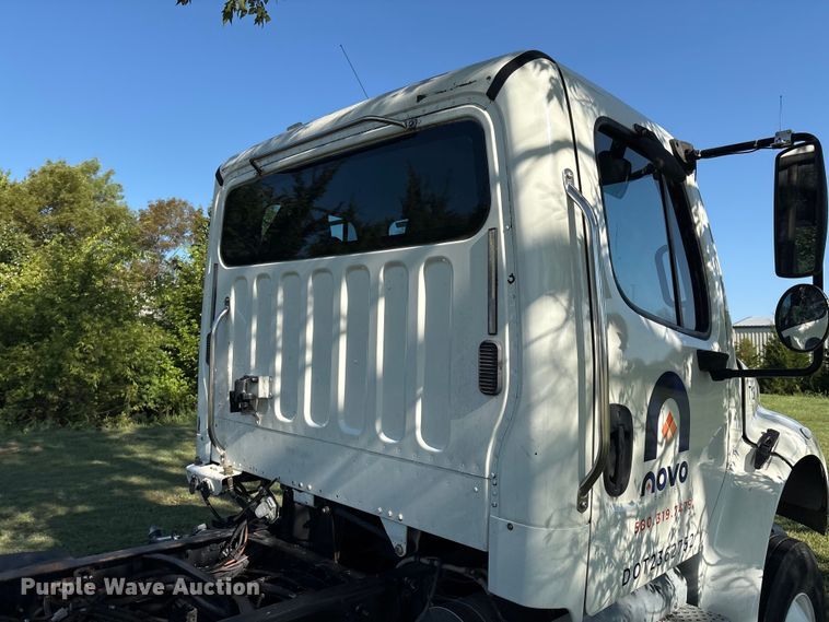 image for item EM0604 2013 Freightliner Business Class M2 truck cab and chassis