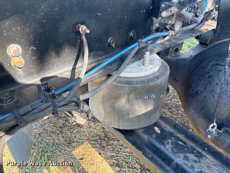 image for item EM0604 2013 Freightliner Business Class M2 truck cab and chassis