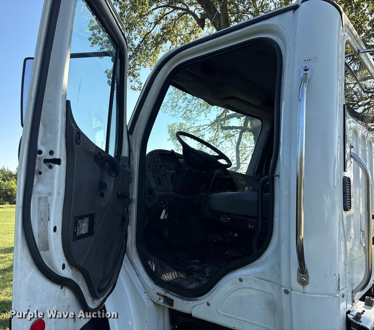 image for item EM0604 2013 Freightliner Business Class M2 truck cab and chassis