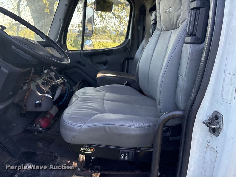 image for item EM0604 2013 Freightliner Business Class M2 truck cab and chassis