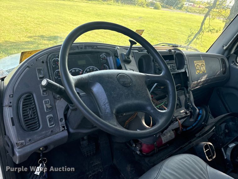 image for item EM0604 2013 Freightliner Business Class M2 truck cab and chassis