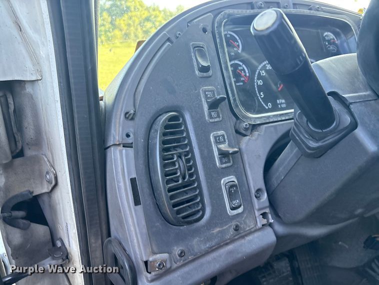 image for item EM0604 2013 Freightliner Business Class M2 truck cab and chassis