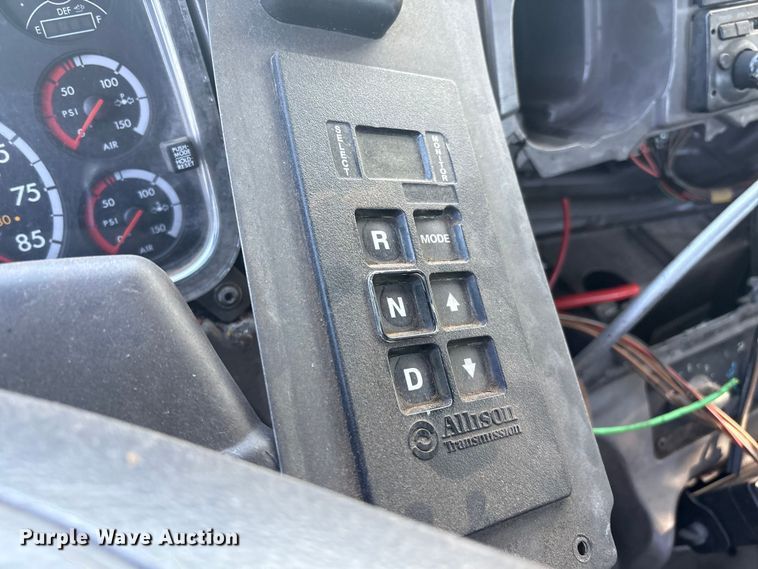 image for item EM0604 2013 Freightliner Business Class M2 truck cab and chassis