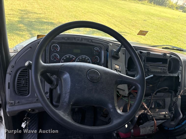 image for item EM0604 2013 Freightliner Business Class M2 truck cab and chassis