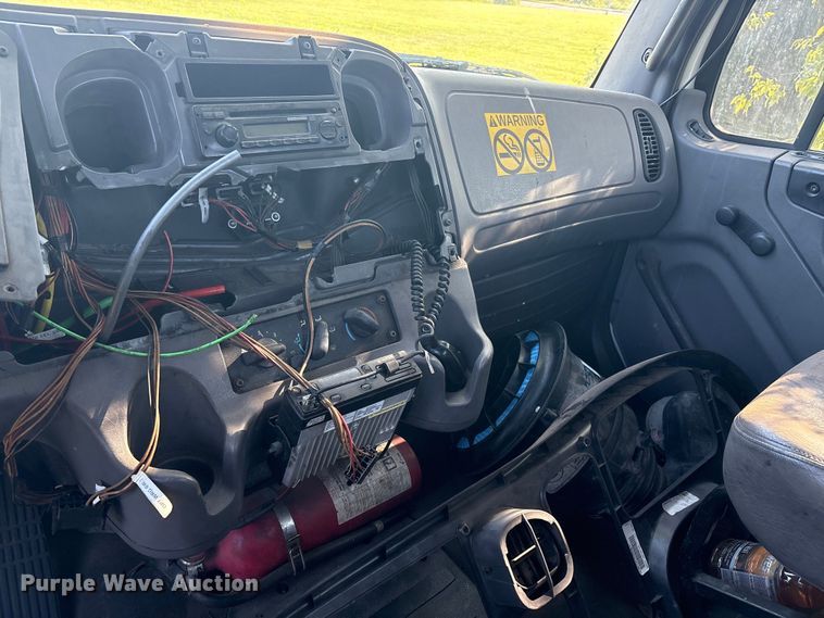 image for item EM0604 2013 Freightliner Business Class M2 truck cab and chassis