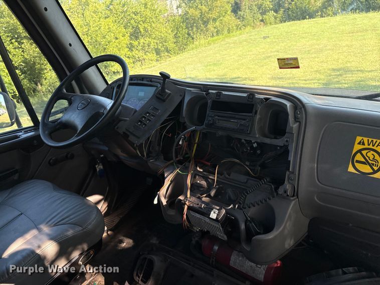 image for item EM0604 2013 Freightliner Business Class M2 truck cab and chassis