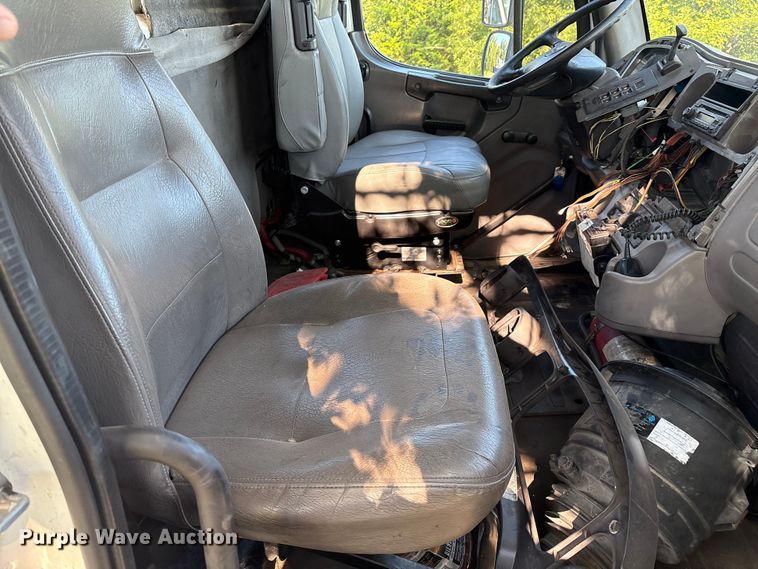 image for item EM0604 2013 Freightliner Business Class M2 truck cab and chassis