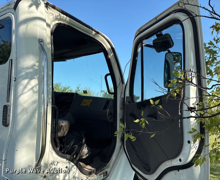 image for item EM0604 2013 Freightliner Business Class M2 truck cab and chassis