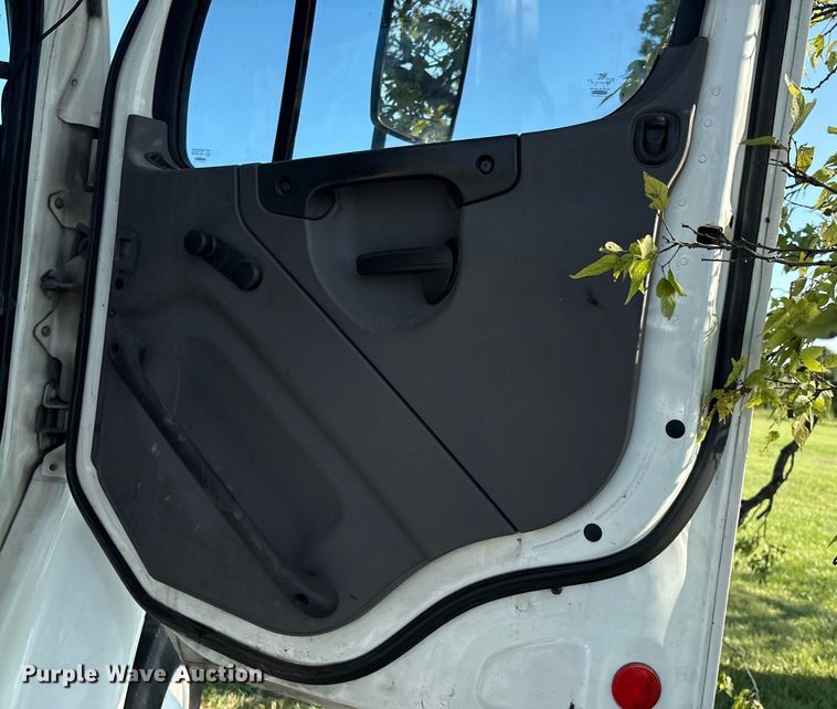 image for item EM0604 2013 Freightliner Business Class M2 truck cab and chassis