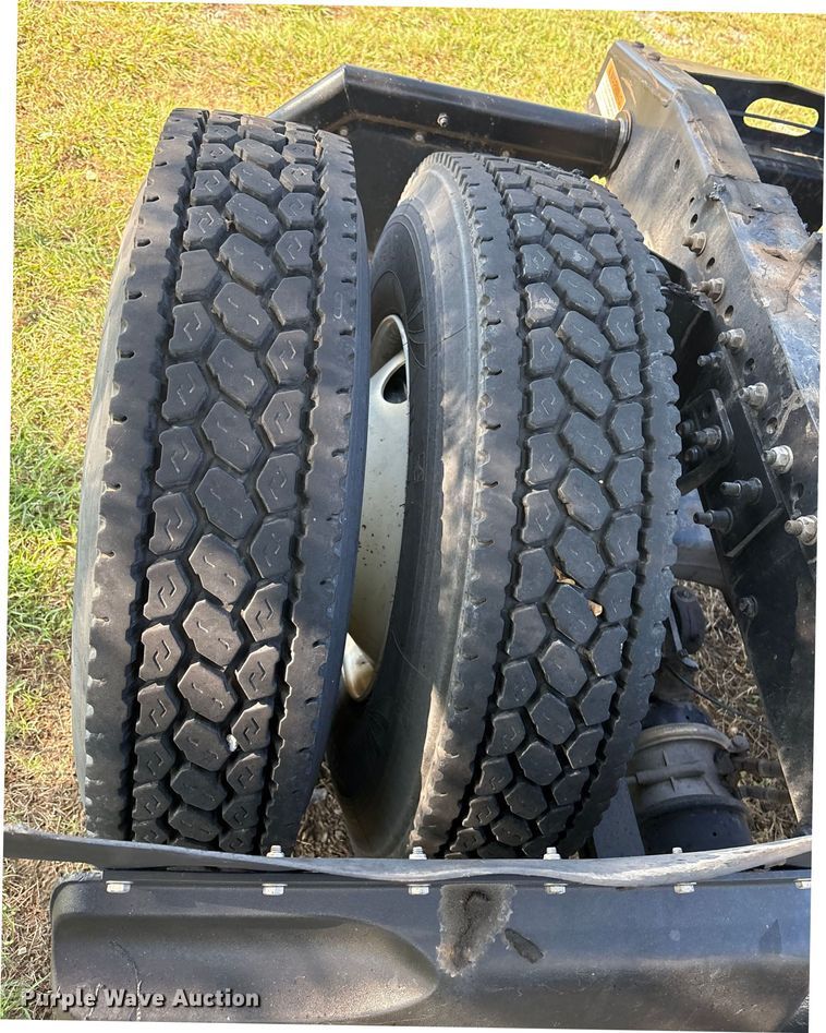 image for item EM0604 2013 Freightliner Business Class M2 truck cab and chassis