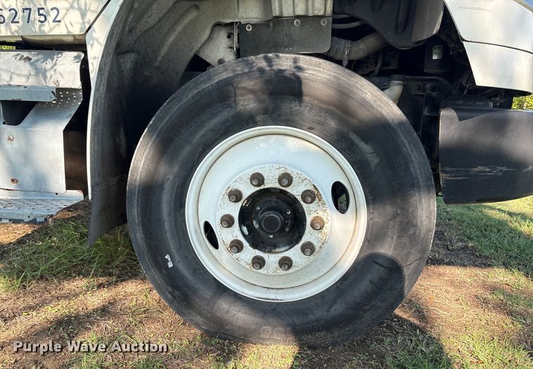 image for item EM0604 2013 Freightliner Business Class M2 truck cab and chassis