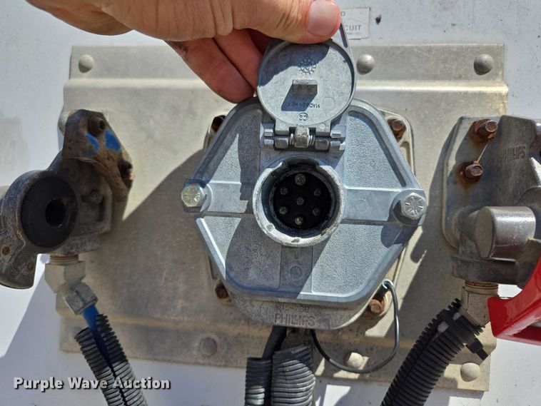 image for item EM0631 2006 Utility VS2DX dry van trailer