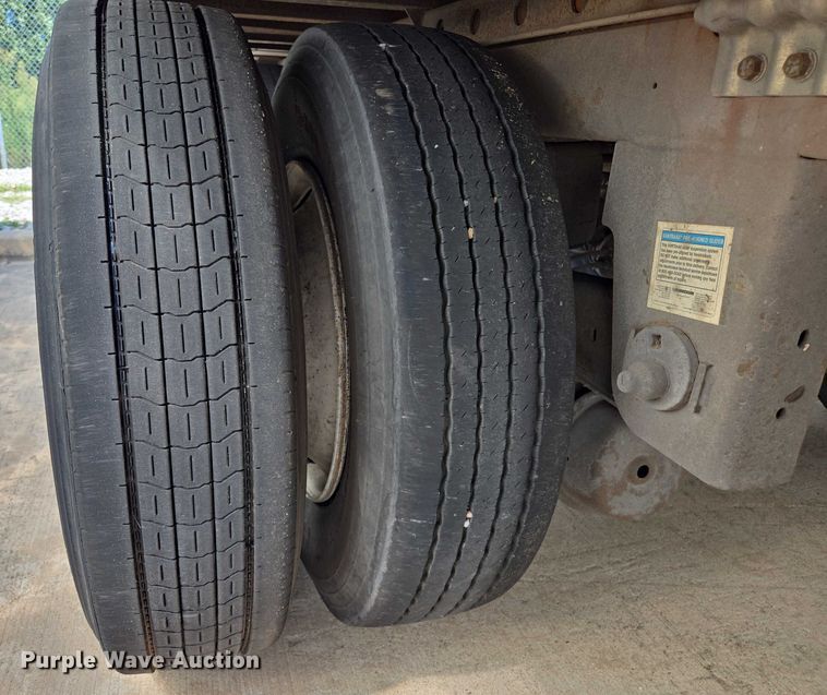 image for item EM0631 2006 Utility VS2DX dry van trailer