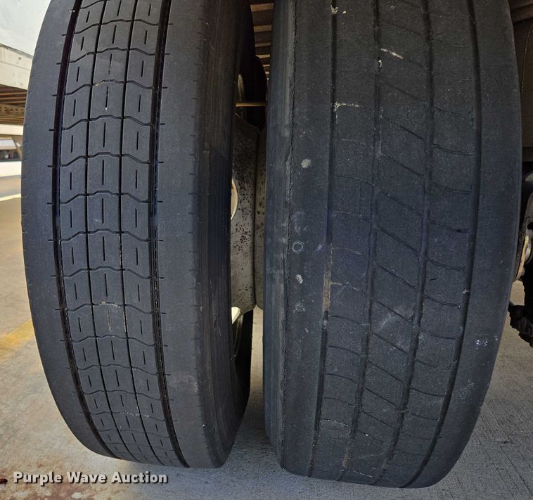 image for item EM0631 2006 Utility VS2DX dry van trailer