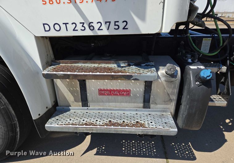 image for item EM0636 2013 Freightliner Business Class M2 semi truck