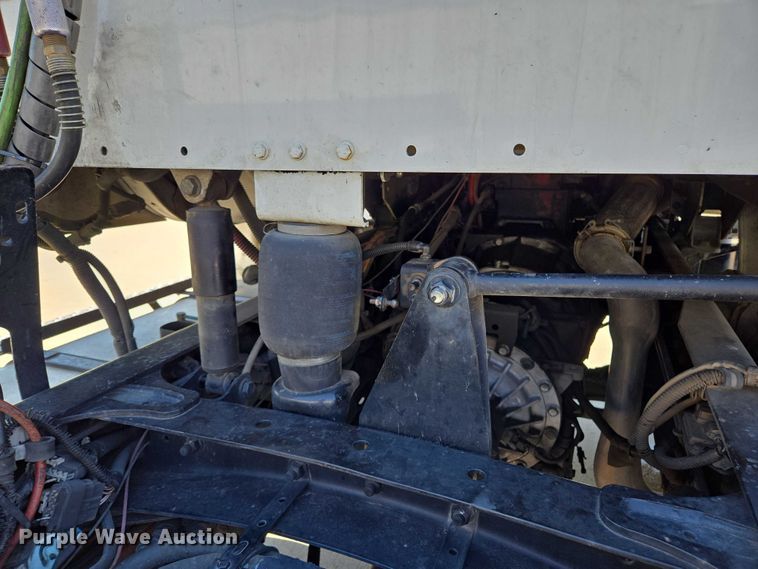 image for item EM0636 2013 Freightliner Business Class M2 semi truck