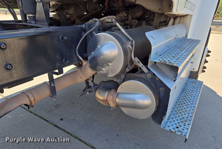 image for item EM0636 2013 Freightliner Business Class M2 semi truck