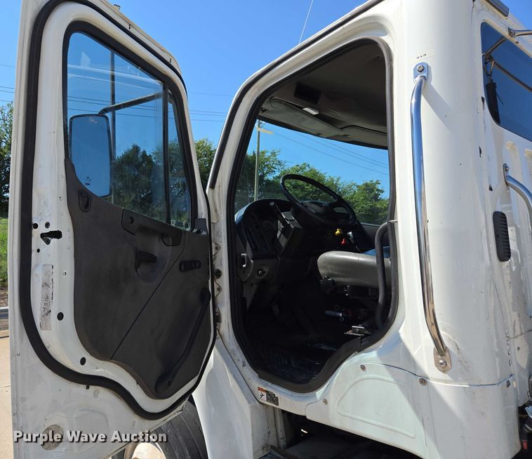 image for item EM0636 2013 Freightliner Business Class M2 semi truck