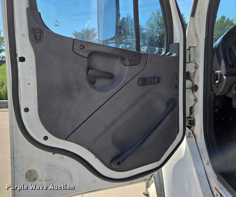 image for item EM0636 2013 Freightliner Business Class M2 semi truck