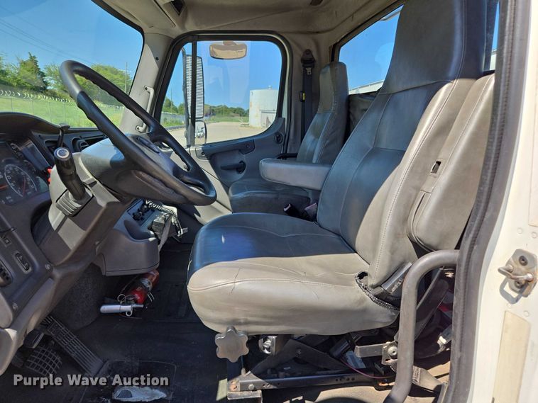 image for item EM0636 2013 Freightliner Business Class M2 semi truck