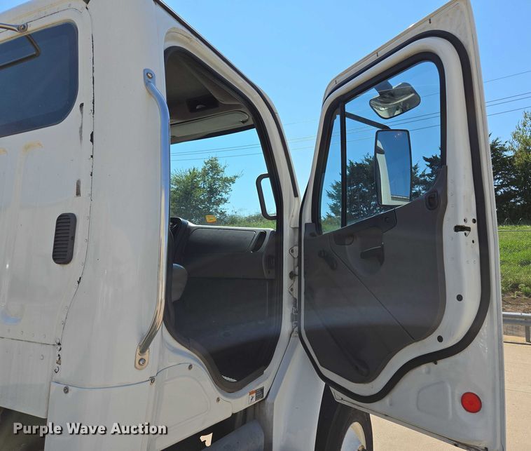 image for item EM0636 2013 Freightliner Business Class M2 semi truck