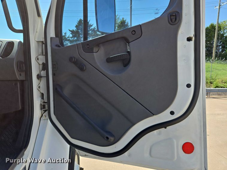 image for item EM0636 2013 Freightliner Business Class M2 semi truck