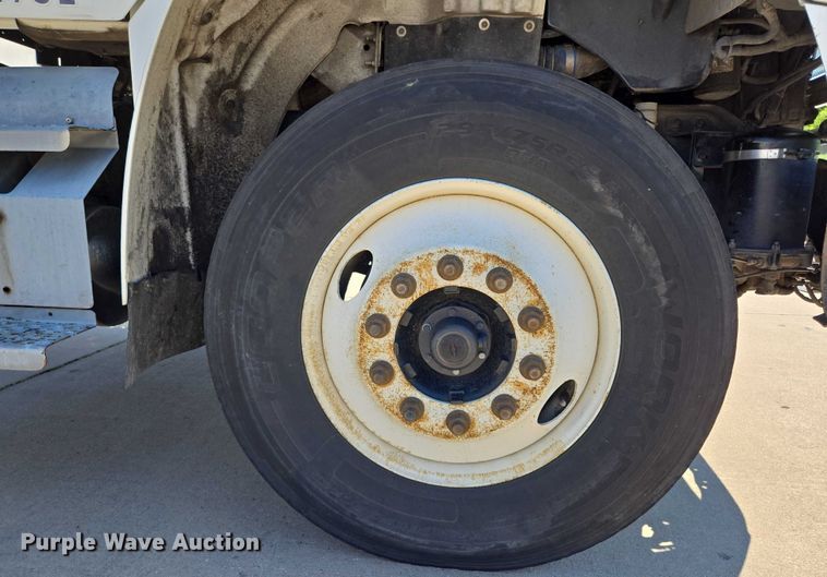 image for item EM0636 2013 Freightliner Business Class M2 semi truck