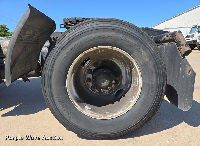 image for item EM0636 2013 Freightliner Business Class M2 semi truck