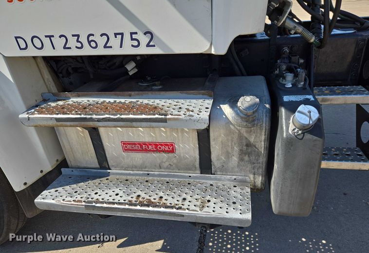 image for item EM0638 2013 Freightliner Business Class M2 semi truck