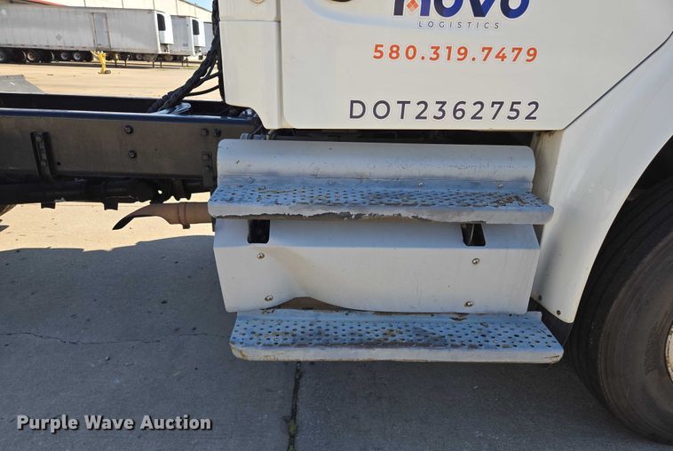 image for item EM0638 2013 Freightliner Business Class M2 semi truck