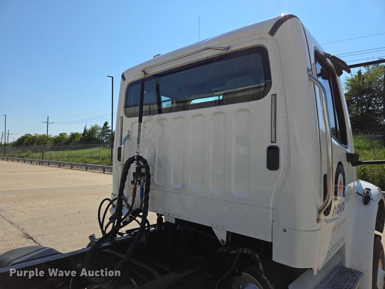 image for item EM0638 2013 Freightliner Business Class M2 semi truck